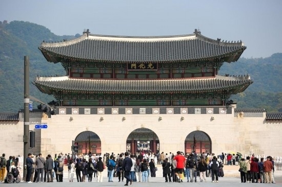 2023年10月18日，游客在韓國(guó)首爾光化門(mén)參觀(guān)。新華社記者王益亮攝