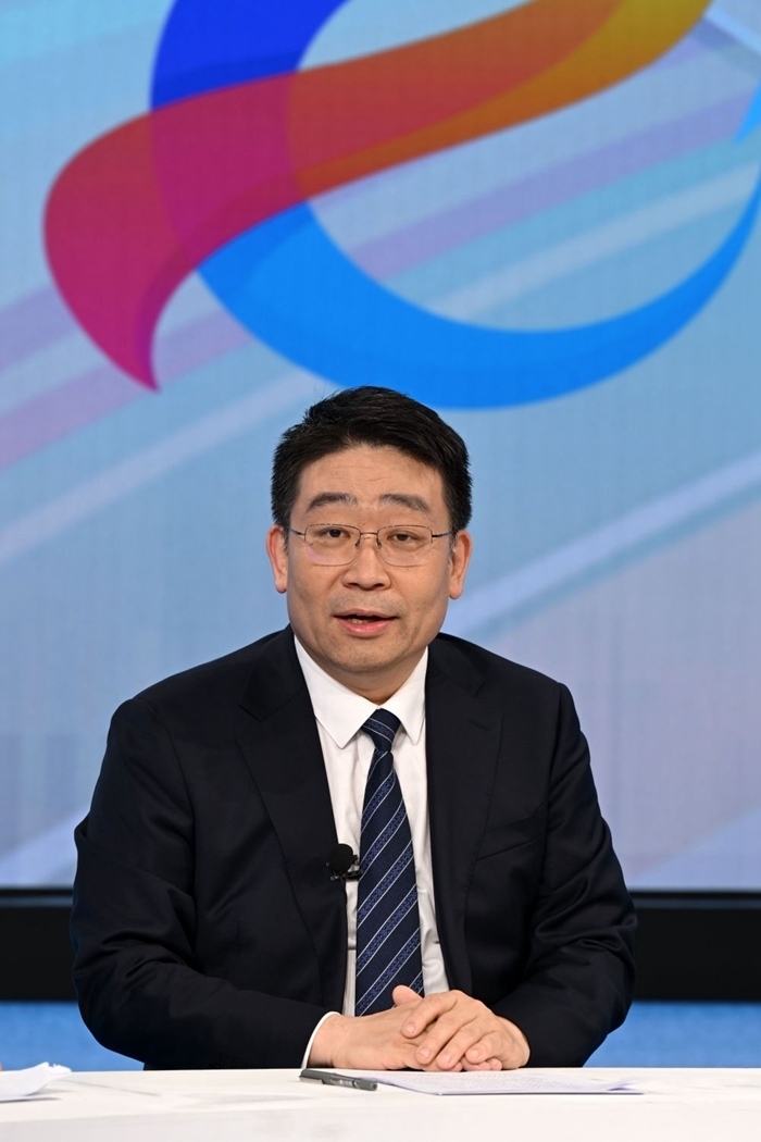 國家發(fā)展改革委產(chǎn)業(yè)司副司長霍福鵬在“中國經(jīng)濟(jì)圓桌會(huì)”錄制現(xiàn)場交流發(fā)言。新華社記者 金良快 攝