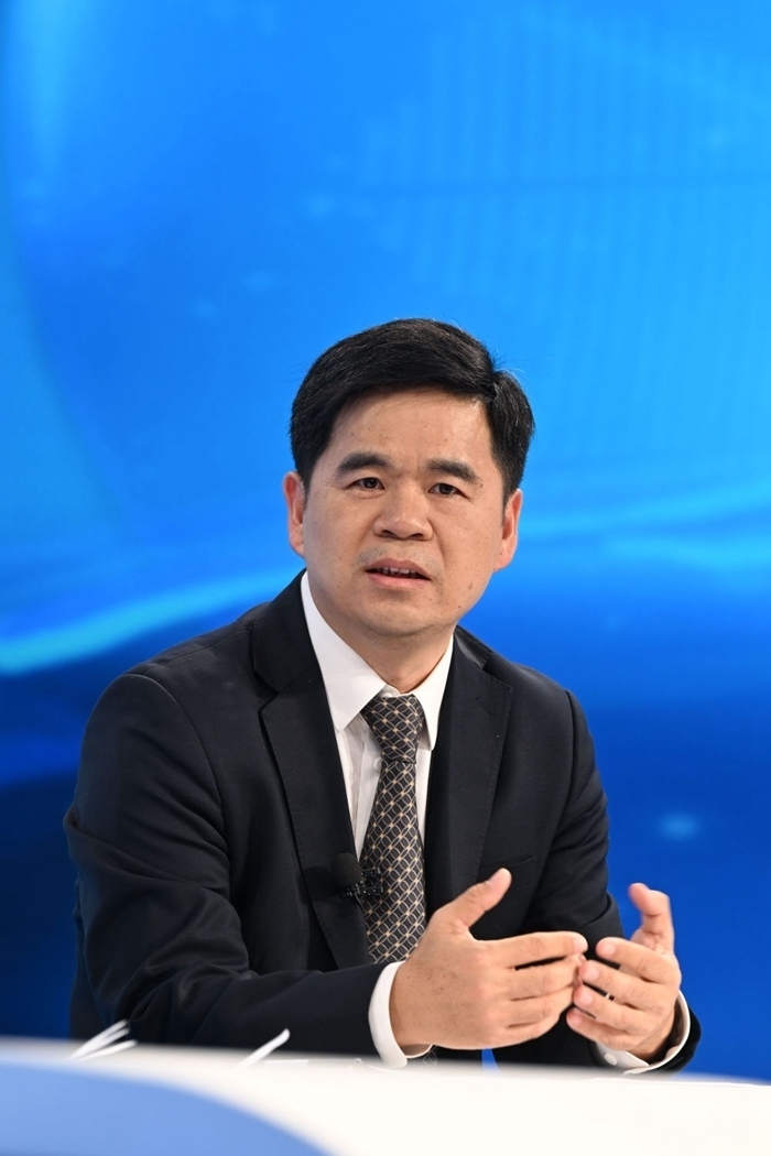 工業(yè)和信息化部運(yùn)行監(jiān)測協(xié)調(diào)局副局長何海林在“中國經(jīng)濟(jì)圓桌會(huì)”錄制現(xiàn)場交流發(fā)言。新華社記者 金良快 攝