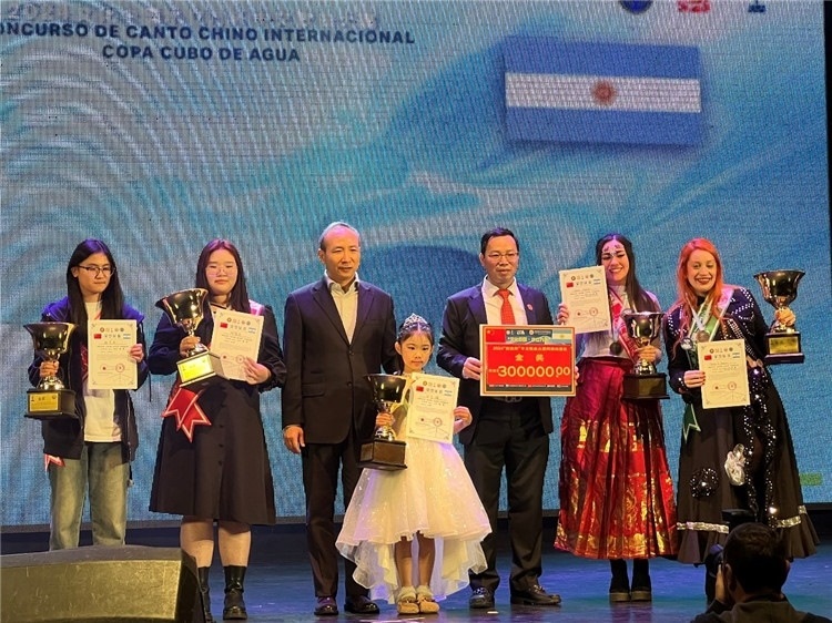 圖為中國駐阿根廷大使王衛(wèi)、阿根廷華文教育基金會會長劉芳勇為五名“金獎”選手頒獎(阿根廷拉普拉塔國立大學(xué)孔子學(xué)院供圖)