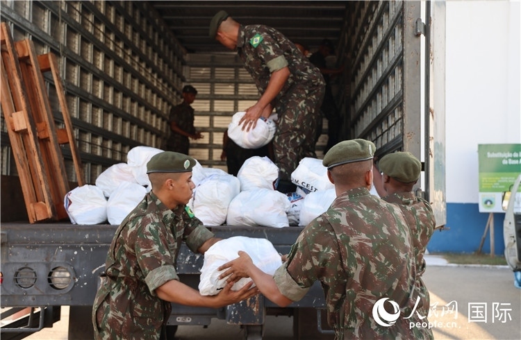 里約加利昂空軍基地，軍人在將捐贈物資裝車。人民網(wǎng)記者 時元皓攝