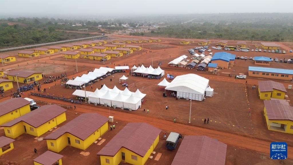這是2023年12月16日在科特迪瓦北部城鎮(zhèn)費爾凱塞杜古以北拍攝的旱港移民新村(無人機照片)。新華社發(fā)(中成股份科特迪瓦分公司供圖)