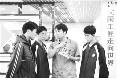 職業(yè)院校教師為數(shù)控技術(shù)應(yīng)用專業(yè)學生授課。 新華社記者 王全超攝