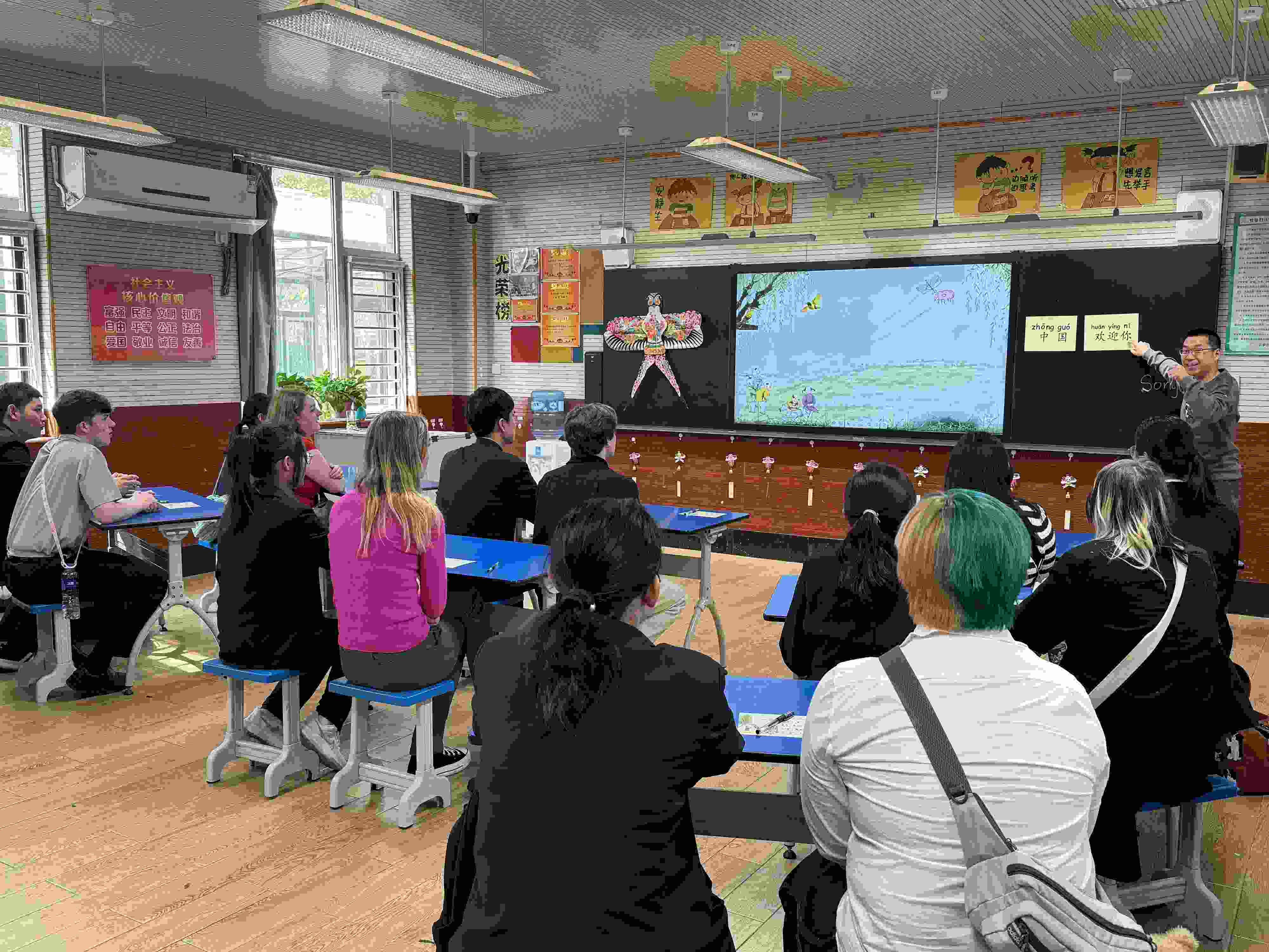 2024年4月20日，美國艾奧瓦州馬斯卡廷高中“友誼傳承”研學(xué)團(tuán)來到石家莊外國語學(xué)校，中美學(xué)生同上一節(jié)中文課。