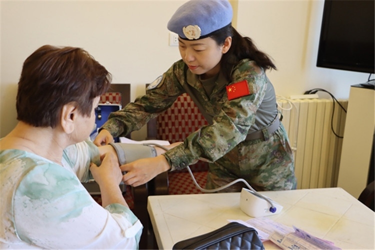 【1】 醫(yī)療分隊(duì)隊(duì)員為當(dāng)?shù)鼗颊邷y(cè)量血壓。曾德樂(lè)攝