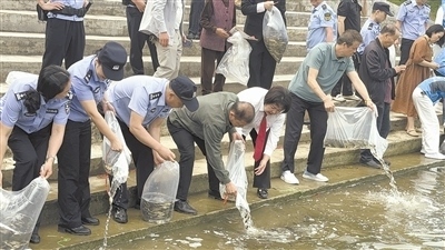 庭審后開展增殖放流。
