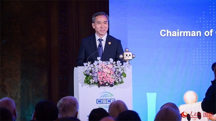 中國(guó)國(guó)際貿(mào)易促進(jìn)委員會(huì)會(huì)長(zhǎng)任鴻斌致辭。人民網(wǎng) 郭錦標(biāo)攝