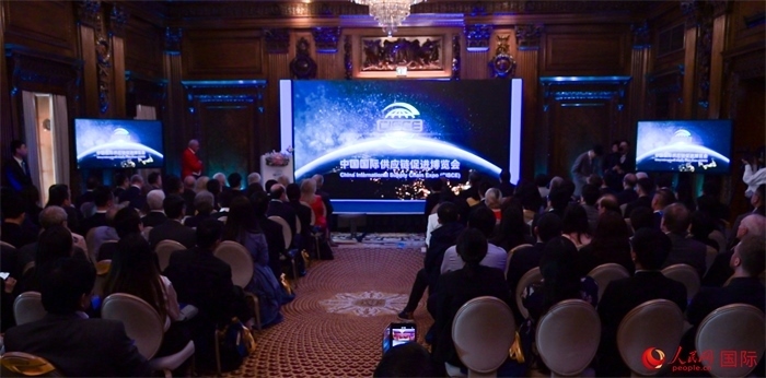 現(xiàn)場(chǎng)播放第二屆中國(guó)國(guó)際供應(yīng)鏈促進(jìn)博覽會(huì)宣傳片。人民網(wǎng) 郭錦標(biāo)攝