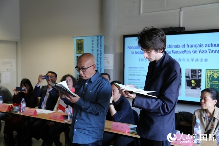 法國學(xué)子與作家韓東共讀小說選段。人民網(wǎng)記者 于超凡攝