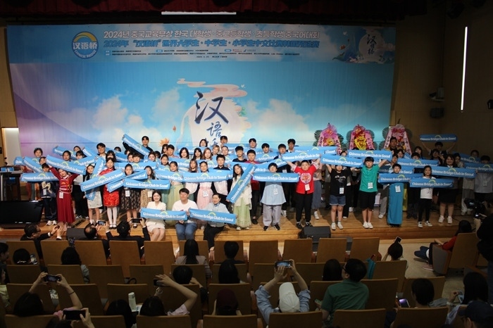 比賽結(jié)束后，參賽選手們合影留念。