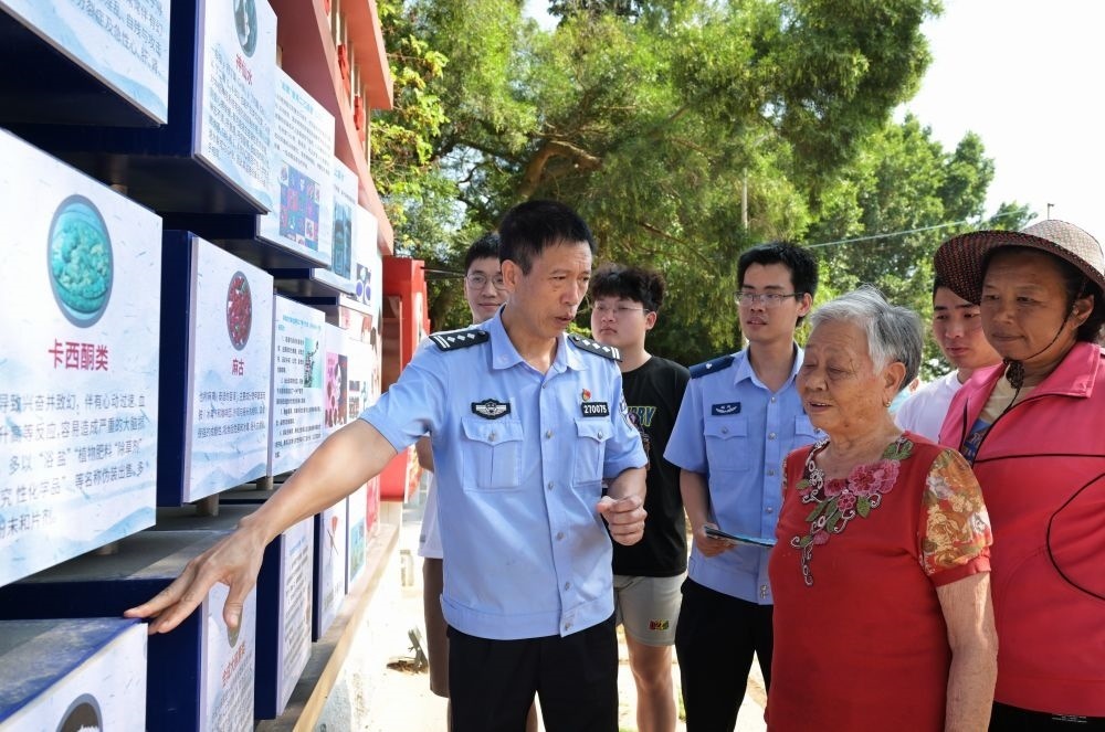 2023年6月4日，在廈門市翔安區(qū)大宅社區(qū)，民警向社區(qū)群眾介紹毒品的性質(zhì)、種類、危害及防范措施。新華社記者 魏培全 攝