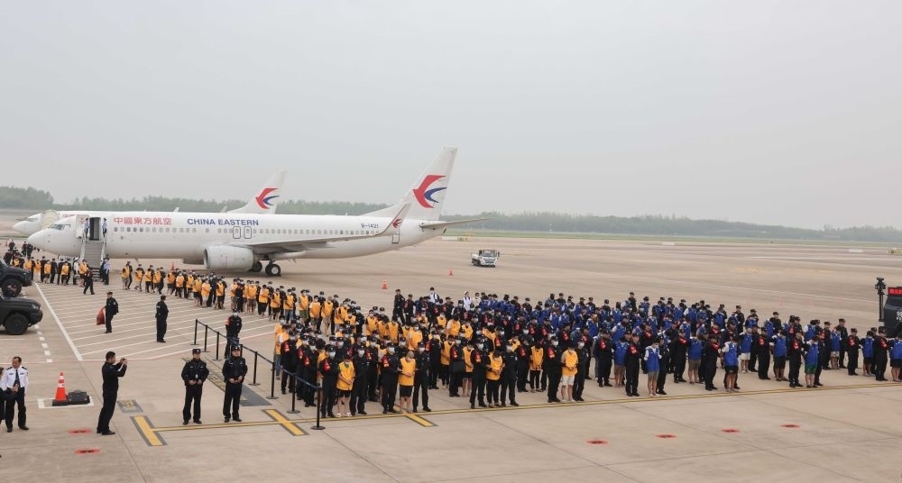 2024年4月13日，在湖北武漢天河國際機場，中國籍涉賭詐違法犯罪嫌疑人被我公安機關從柬埔寨押解回國。新華社記者 殷剛 攝