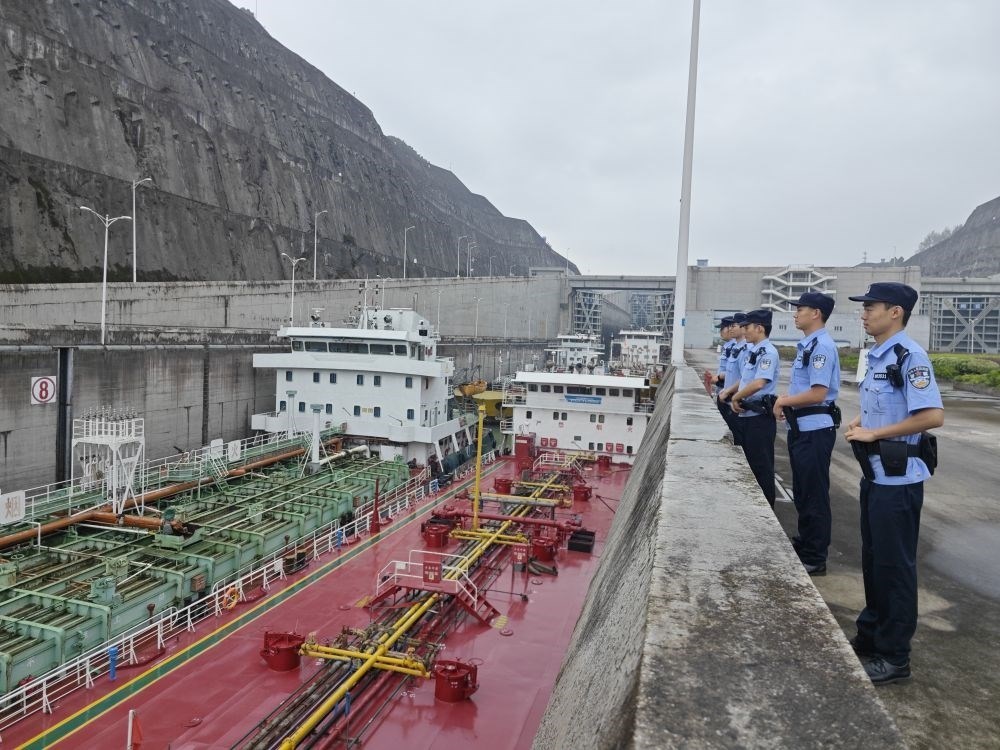 2023年9月29日，長江航運公安局宜昌分局三峽船閘派出所民警在三峽大壩五級船閘執(zhí)勤。新華社發(fā)（李孟 攝）
