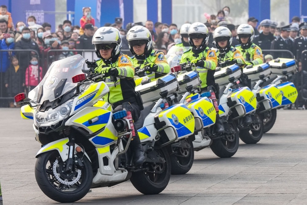 2024年1月6日，南京交警在警營開放周活動現(xiàn)場進行警務技能表演。新華社記者 李博 攝