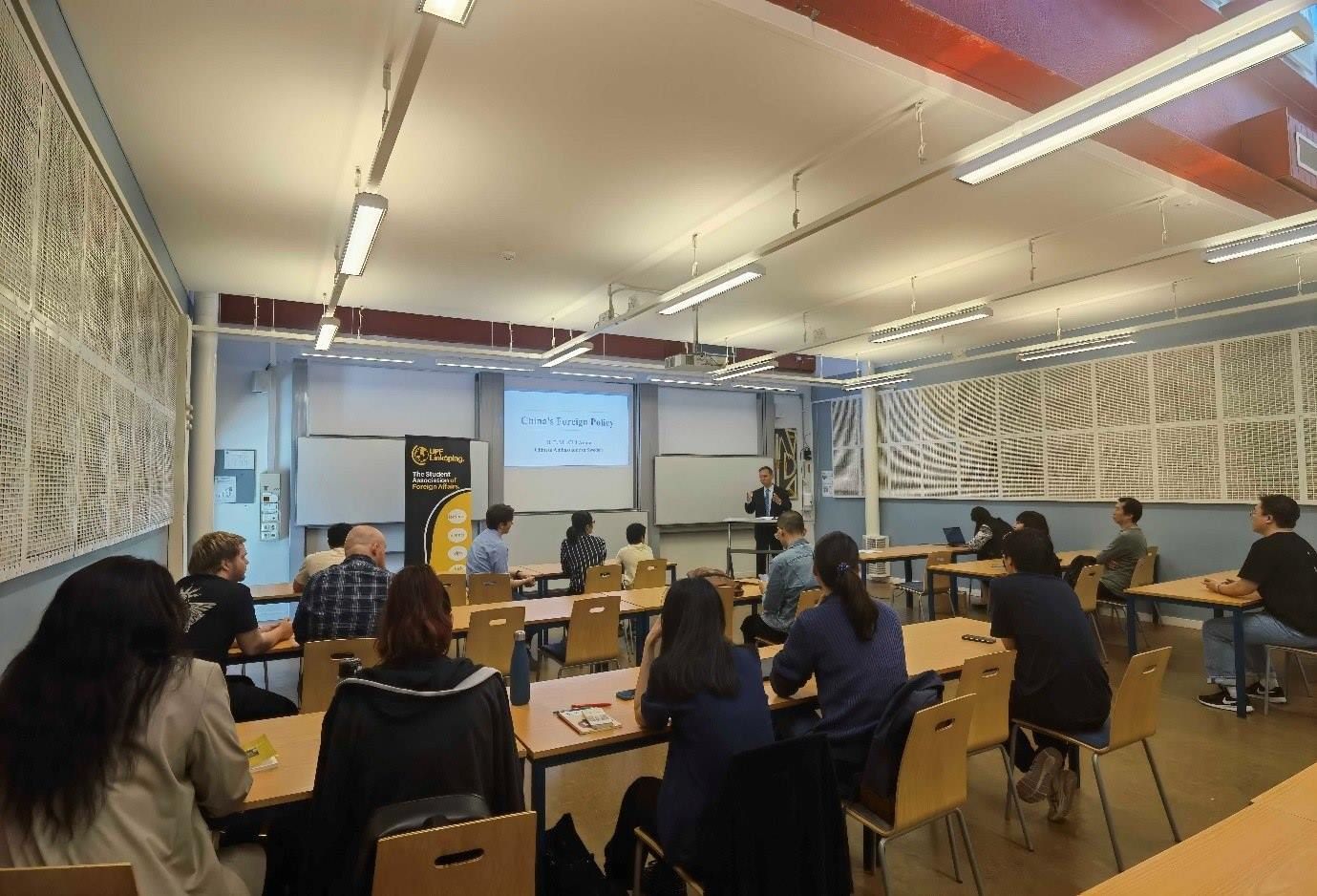 中國駐瑞典大使崔愛民與同學(xué)們互動(dòng)并回答問題。中國駐瑞典大使館供圖