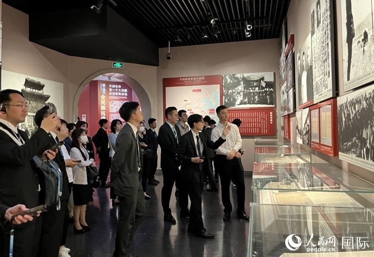 創(chuàng)價學會青年代表團成員在中國人民抗日戰(zhàn)爭紀念館參觀。人民網(wǎng)記者 陳思攝