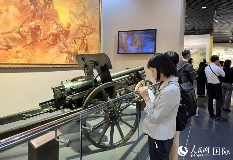 創(chuàng)價學會青年代表團成員在中國人民抗日戰(zhàn)爭紀念館參觀。人民網(wǎng)記者 陳思攝