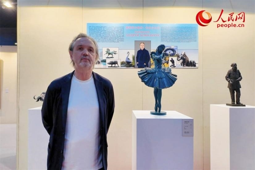 俄羅斯人民藝術(shù)家、俄羅斯美協(xié)主席安德烈·科瓦爾丘克正在接受人民網(wǎng)的采訪。人民網(wǎng)記者 劉微攝