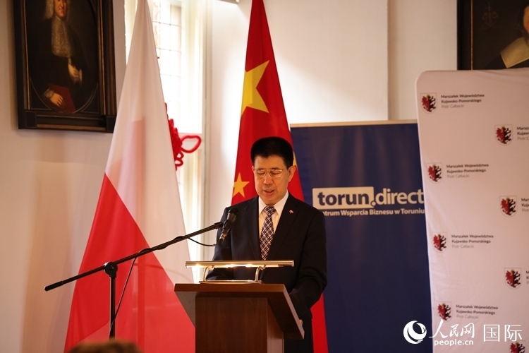 :孫霖江大使在開幕式現(xiàn)場致辭。人民網(wǎng)記者 禹麗敏攝