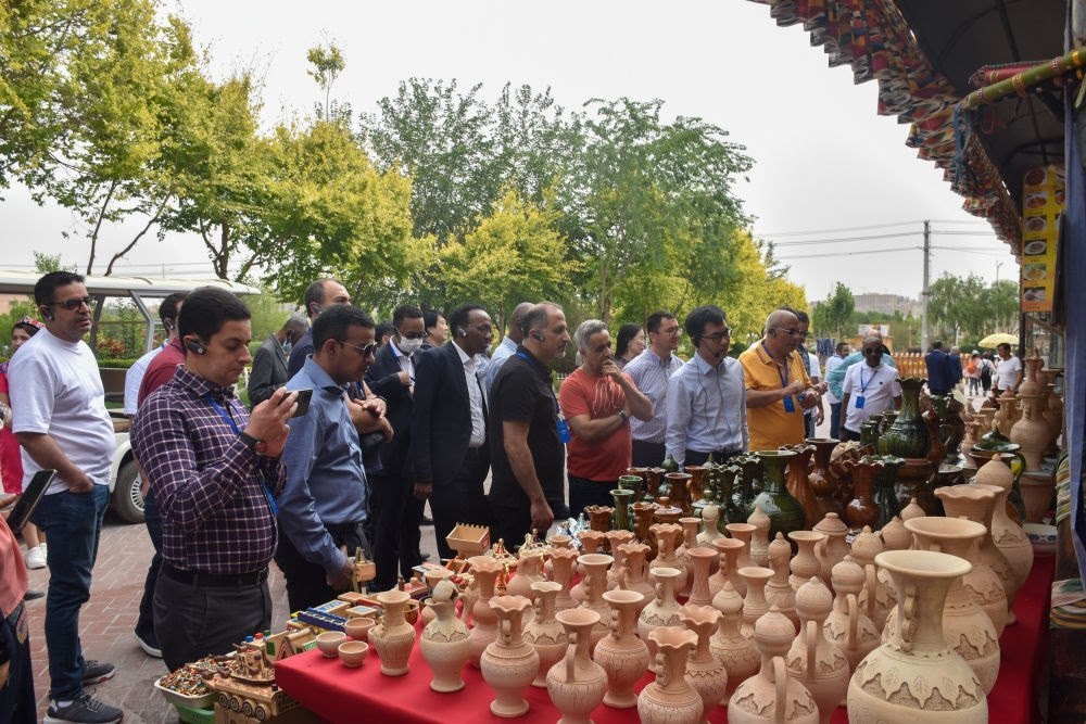 2023年5月31日，阿拉伯國(guó)家聯(lián)盟代表團(tuán)一行在新疆喀什古城參觀訪問(wèn)。新華社記者 高晗 攝