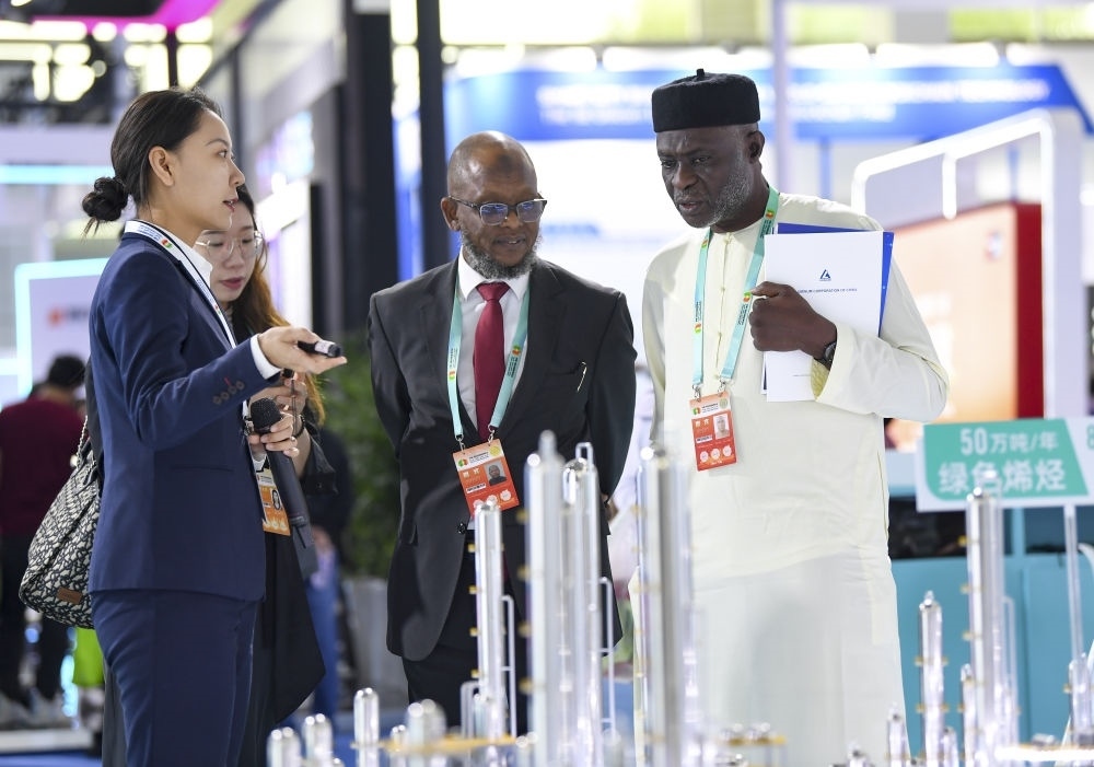 2023年9月22日，嘉賓在第六屆中阿博覽會(huì)上了解清潔能源項(xiàng)目。新華社記者 馮開華 攝