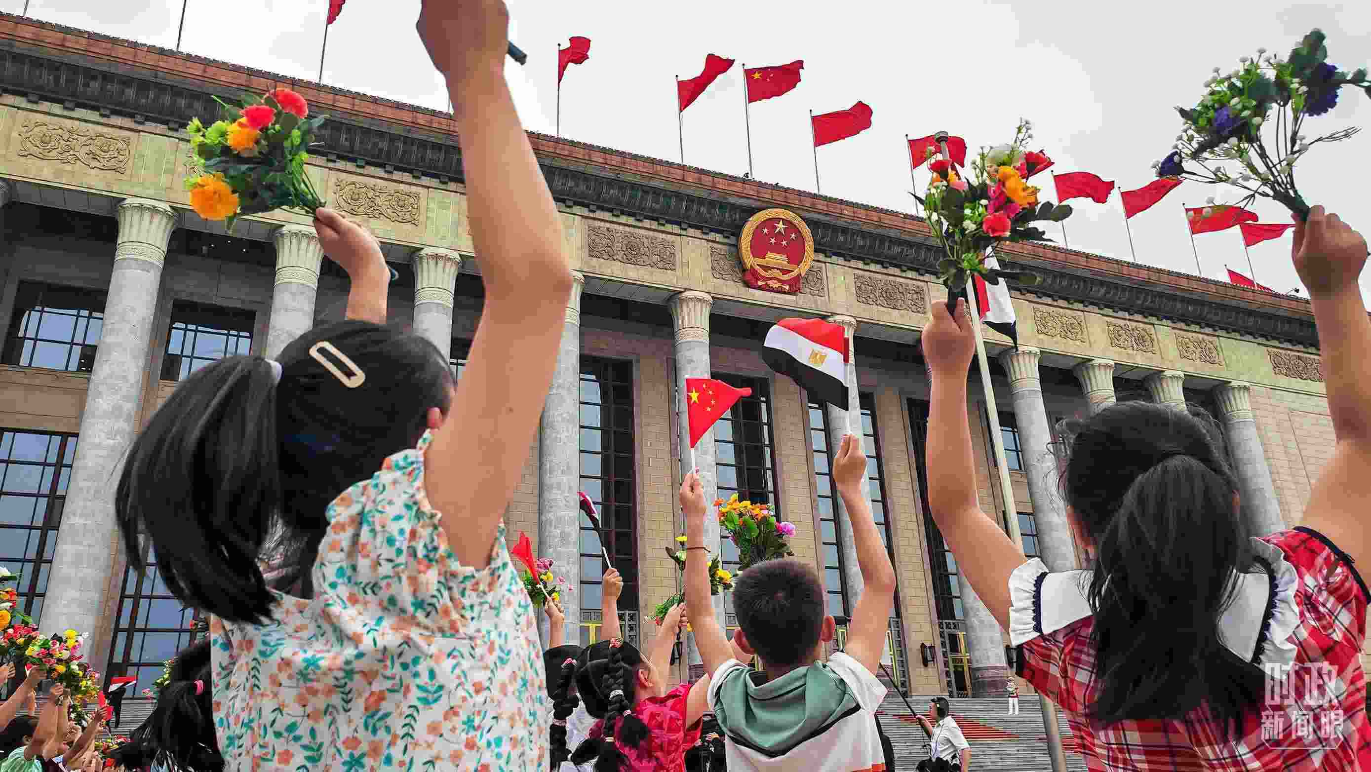 △5月29日下午，習(xí)近平主席舉行儀式歡迎埃及總統(tǒng)塞西訪華。圖為歡迎儀式現(xiàn)場(chǎng)的少年兒童。（總臺(tái)央視記者劉琦拍攝）