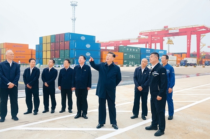 2024年5月22日至24日，中共中央總書記、國家主席、中央軍委主席習近平在山東考察。這是22日下午，習近平在日照港察看全自動化集裝箱碼頭作業(yè)場景。 新華社記者 鞠鵬/攝