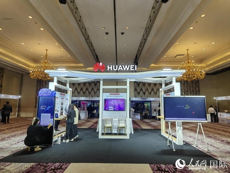 峰會(huì)現(xiàn)場(chǎng)，由泰國(guó)政府、中泰高校和客戶伙伴搭建的人才雙選會(huì)和伙伴展臺(tái)開(kāi)放。人民網(wǎng)記者 楊一攝