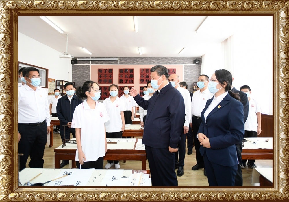 2021年9月13日至14日，習(xí)近平總書記在陜西省榆林市考察。14日上午，習(xí)近平在綏德實驗中學(xué)考察時，同正在練習(xí)書法的學(xué)生親切交流。