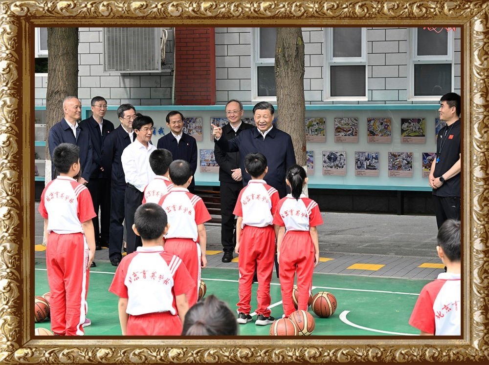 2023年5月31日上午，習(xí)近平總書記來到北京育英學(xué)?？赐繂枎熒?，在籃球場同正在上體育課的小學(xué)生們親切交流。習(xí)近平親切地說：“現(xiàn)在生活條件好了，孩子們不是要吃得胖胖的，而是要長得壯壯的、練得棒棒的。”