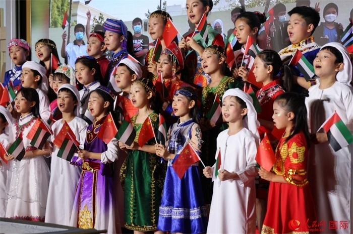 活動上，身著中阿傳統(tǒng)服飾的孩子們共唱歌曲，表達對美好未來的向往。人民網(wǎng)記者 張志文攝