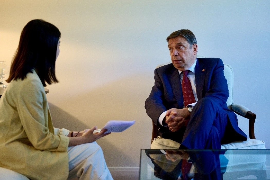 西班牙農(nóng)業(yè)、漁業(yè)和食品大臣普拉納斯接受人民網(wǎng)專訪。西班牙駐華大使館供圖