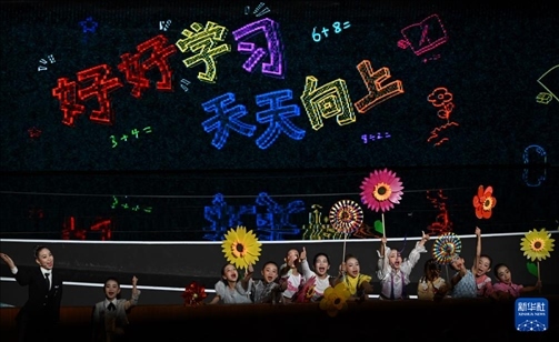 6月1日，演員在“我和祖國一起成長”主題演出活動中表演。新華社記者 金良快 攝