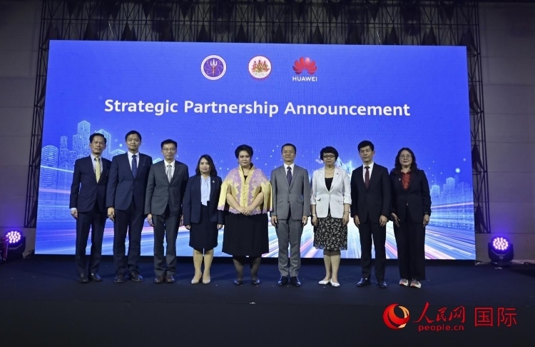 數(shù)字人才峰會(huì)現(xiàn)場(chǎng)。左五為泰國(guó)高等教育、科學(xué)、研究和創(chuàng)新部長(zhǎng)素巴瑪·伊沙拉帕迪，右三中國(guó)駐泰國(guó)大使館教育參贊許蘭，右四為華為泰國(guó)技術(shù)有限公司總經(jīng)理李雄偉。人民網(wǎng)記者 簡(jiǎn)承淵攝