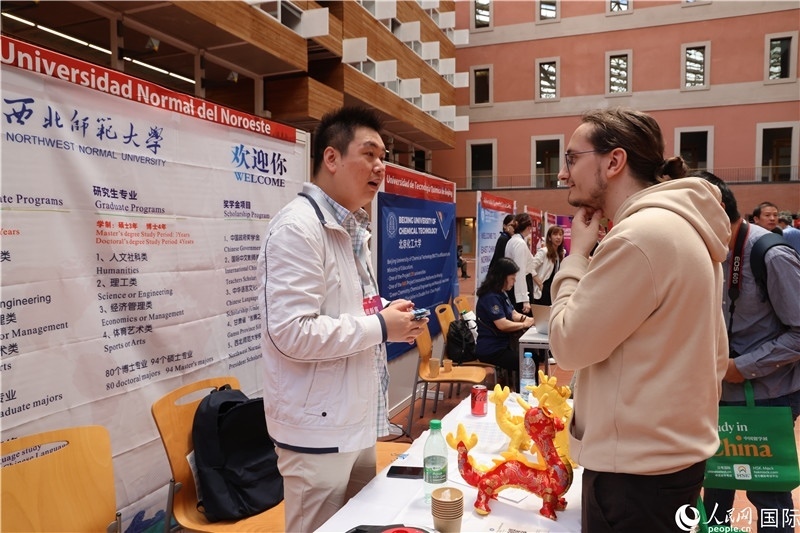 西班牙應(yīng)屆畢業(yè)生在展臺(tái)前咨詢。人民網(wǎng)記者 顏歡攝