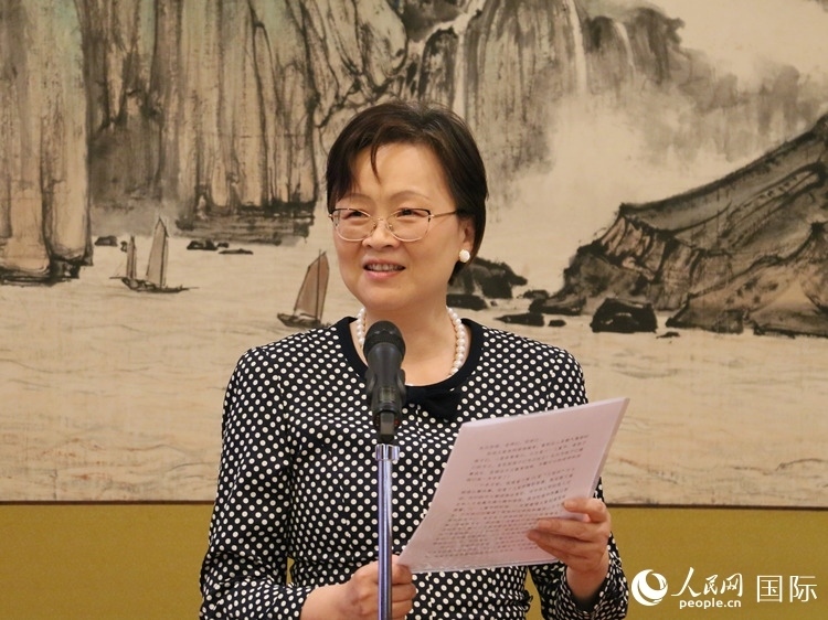 大使夫人丁玥致辭。人民網(wǎng) 許可攝