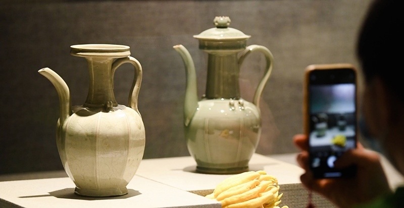 2021年9月14日，浙江省博物館，觀眾在拍攝北宋龍泉窯執(zhí)壺（左）和龍泉青瓷藝人劉杰制作的執(zhí)壺。