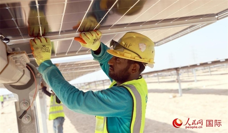 工人正在安裝光伏面板。人民網(wǎng)記者 管克江攝