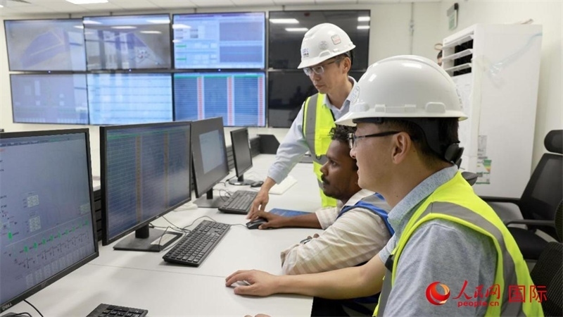 工作人員進行倒送電準(zhǔn)備。人民網(wǎng)記者 管克江攝