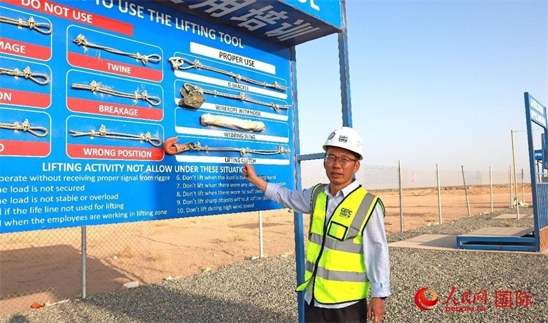 中國能建國際工程公司副總經(jīng)理兼阿爾舒巴赫電站項目經(jīng)理熊高峽展示安全培訓(xùn)中心設(shè)施。人民網(wǎng)記者 管克江攝