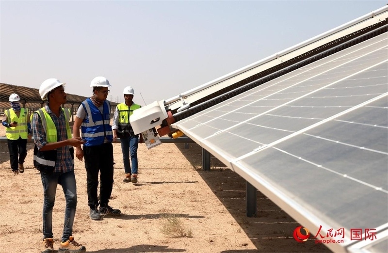 工作人員在測試自動清掃機器人。人民網(wǎng)記者管克江攝