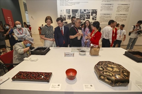 2023年5月28日，北京，推光漆器匠人為駐華使節(jié)展示技藝。