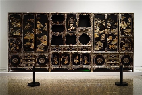 2023年7月9日，北京，中國工藝美術(shù)館·中國非物質(zhì)文化遺產(chǎn)館，“山西特色專業(yè)鎮(zhèn)·平遙非遺雙寶中華行”展覽展出的推光漆器作品。