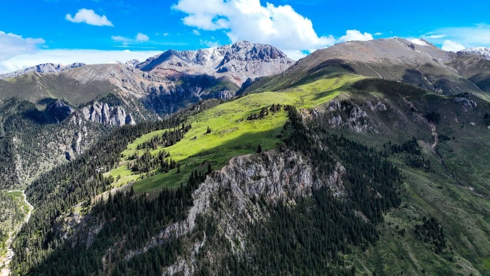 這是2023年6月18日在青海省玉樹藏族自治州囊謙縣拍攝的風(fēng)光（無人機照片）。新華社記者 張龍 攝