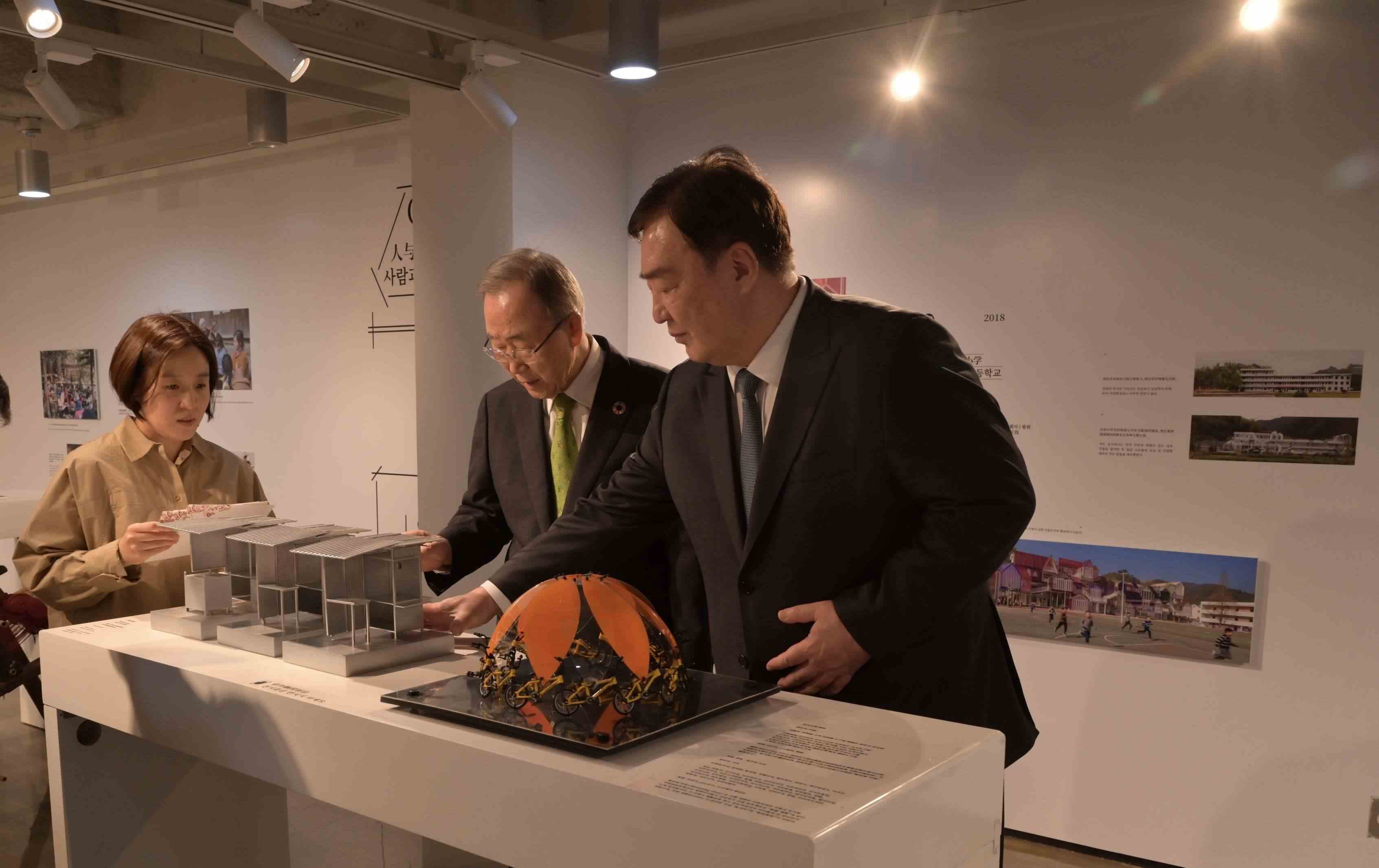 邢海明（右一）與潘基文共同參觀《自然生活傳承——美麗中國特展》。首爾中國文化中心供圖