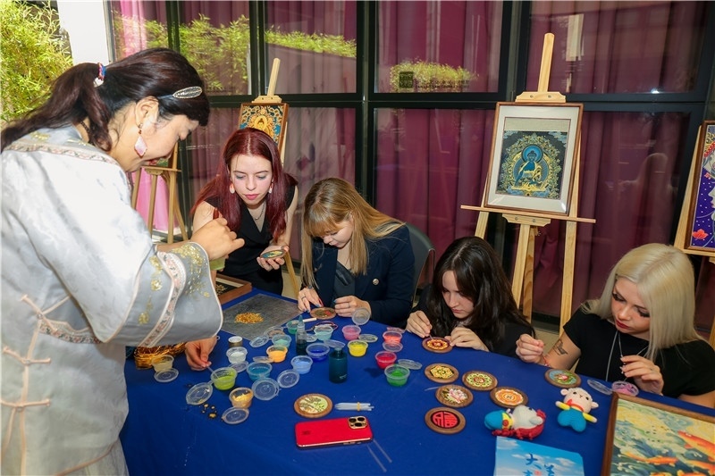 西班牙嘉賓參觀青海傳統(tǒng)手工技藝展示。主辦方供圖