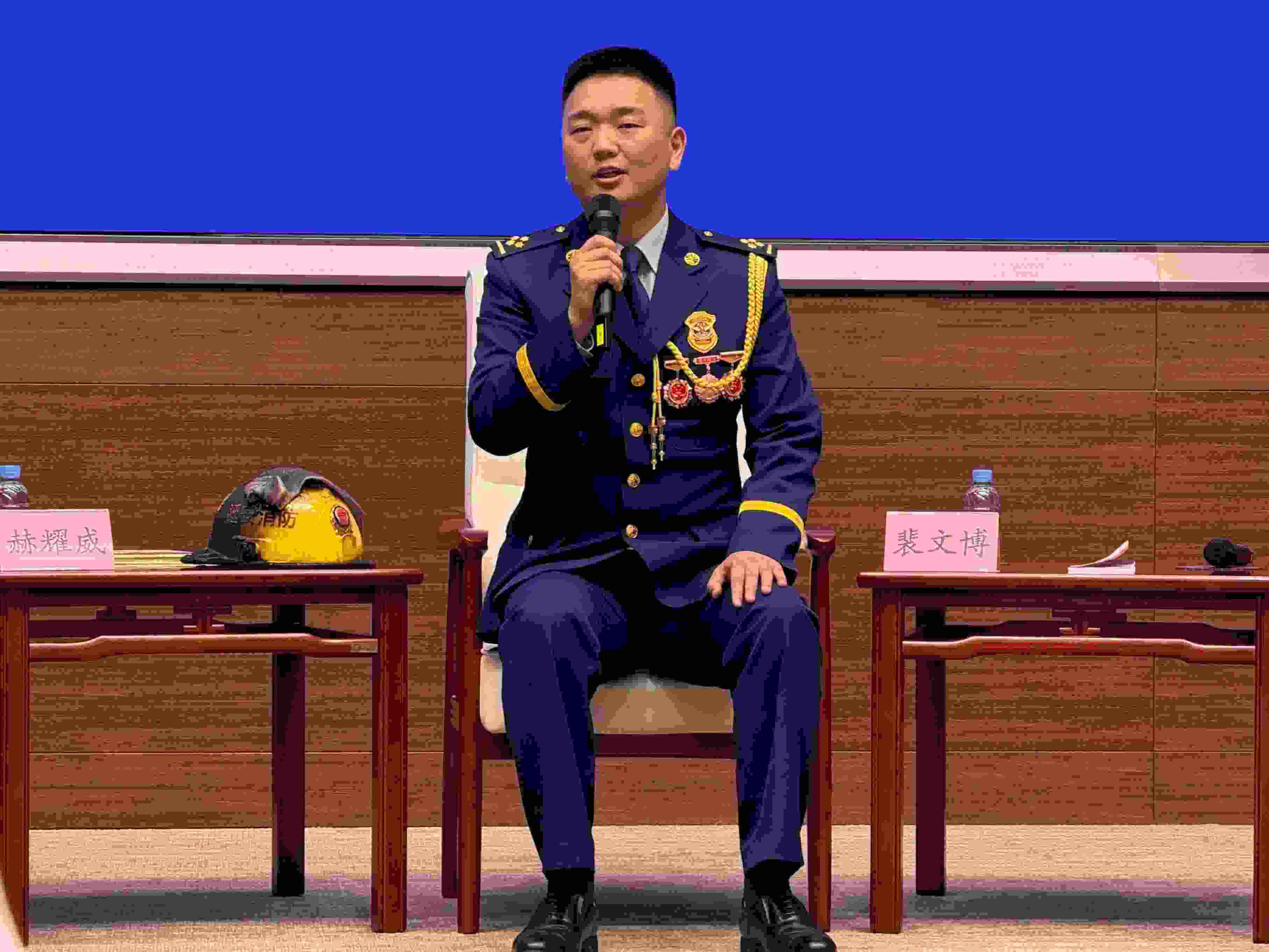 寶塔消防救援站政治指導(dǎo)員裴文博在回答記者提問。人民網(wǎng)記者 郝萍攝