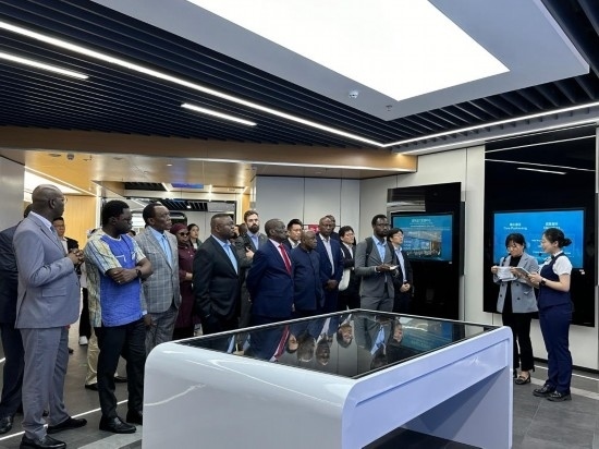 使節(jié)團(tuán)考察云上貴州大數(shù)據(jù)集團(tuán)展示中心。新華社記者 袁睿 攝