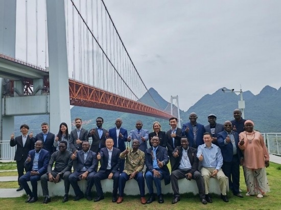 使節(jié)團(tuán)與壩陵河大橋合影。新華社記者 吳思 攝