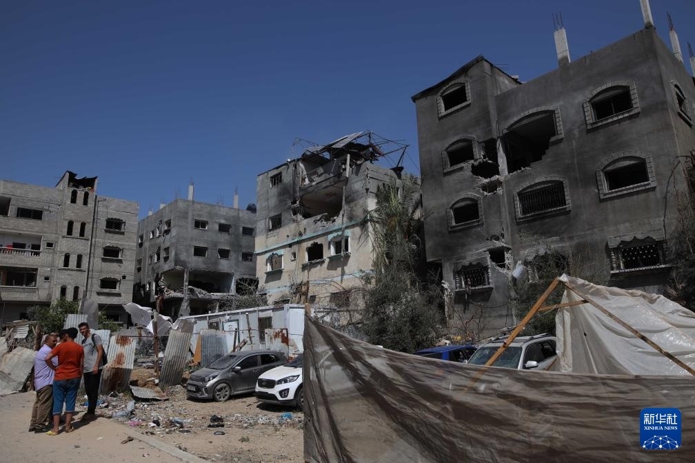 這是6月8日在加沙地帶中部努賽賴特難民營拍攝的在以軍襲擊中受損嚴重的房屋及車輛。新華社發(fā)（馬爾萬·達烏德攝）